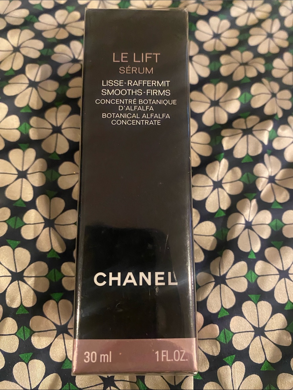 CHANEL Le Lift Sérum - Black & Rose